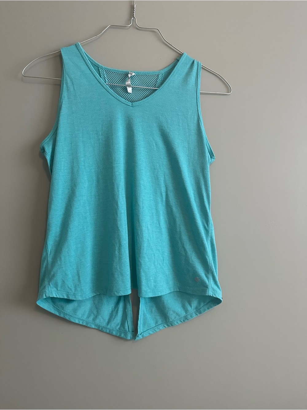Lightweight Aqua Sleeveless V-Neck Tank Top
Brand RBX
Size large